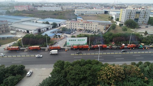 参会各单位代表现场观摩就地热再生施工.jpg